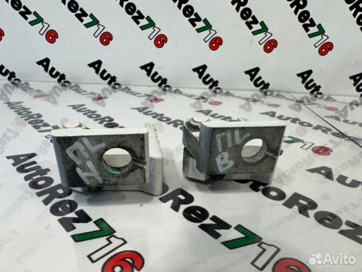 Петля двери передняя левая Volkswagen Polo 5