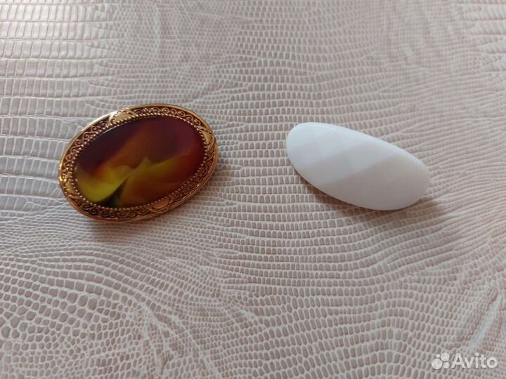 Брошь глушеное стекло