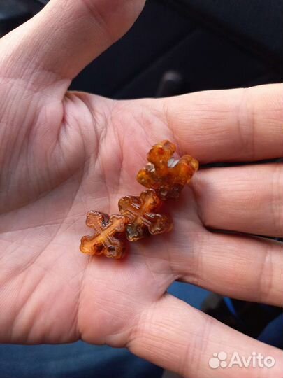 Крестики из янтаря