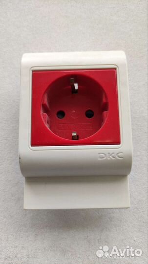 Розетка в кабель канал с рамкой