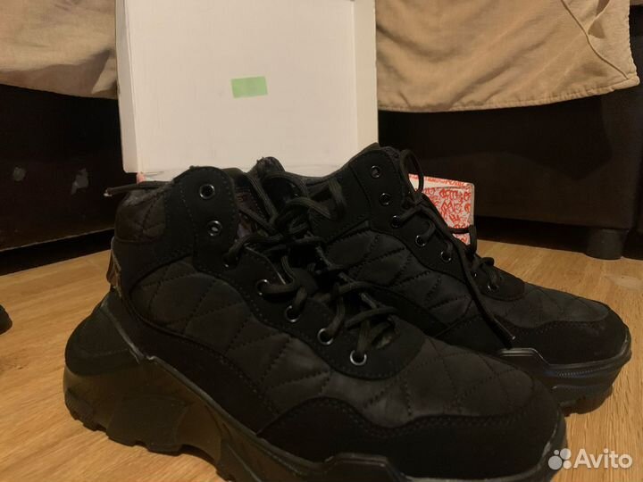 Новые кроссовки 40-вой размер