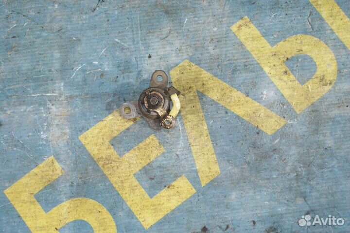 Личинка замка багажника Toyota Avensis