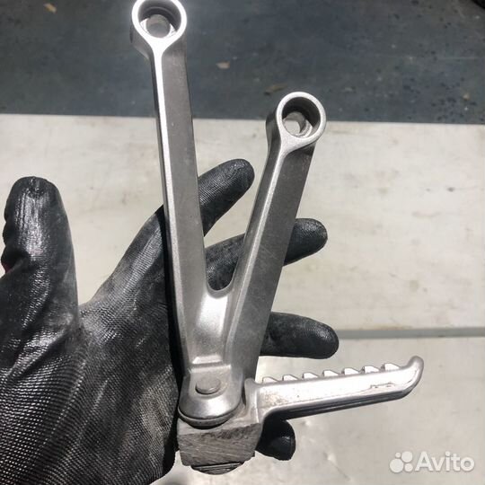 Левый пассажирский кронштейн для Kaasaki ZX10R 04