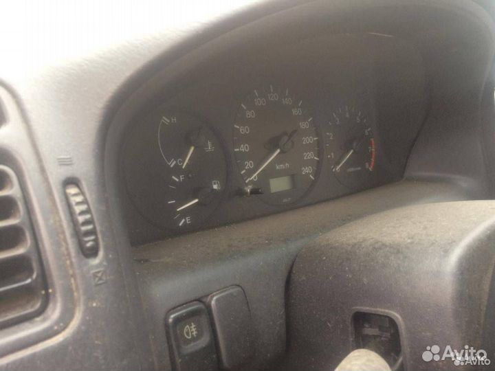 Панель приборов (щиток) Mazda 323