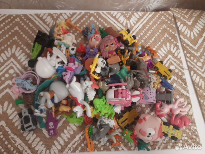 Мелкие игрушки из киндера россыпью