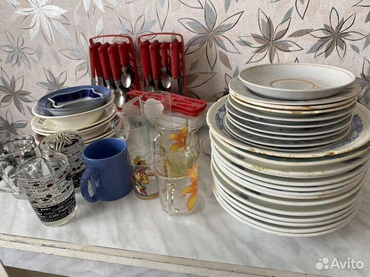 Тарелки, кружки, ложки вилки
