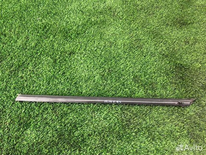 Уплотнитель стекла двери передний правый Bmw X1