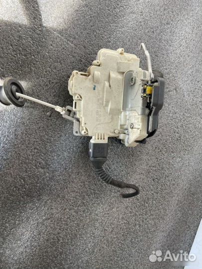 Замок двери задний левый Audi A4 B7 2.0 турбо BWE