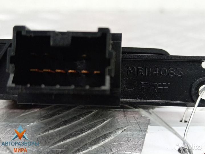 Кнопка аварийной сигнализации Mitsubishi Carisma