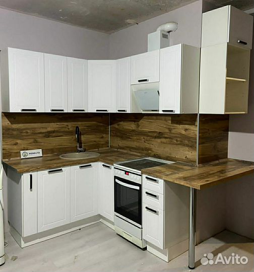 Кухня с барной стойкой в студию