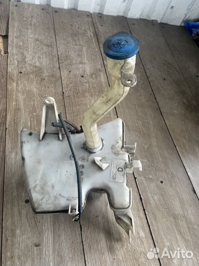 Бачок омывателя Toyota Corolla E150