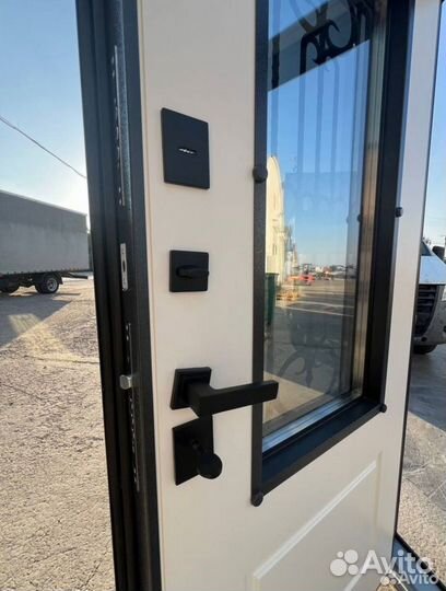 Дверь входная уличная