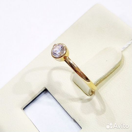 Золотое кольцо с камнем 16р