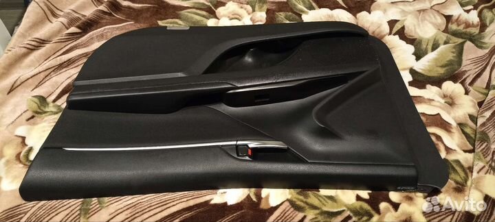 Обшивка двери передняя правая на тойота камри 70