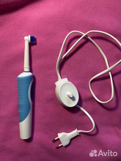 Электрическая зубная щетка орал би