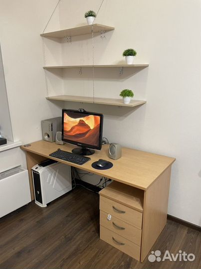 Компьютерный стол (с полками)