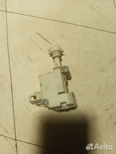 Замок лючка бензобака Фольксваген Гольф 5