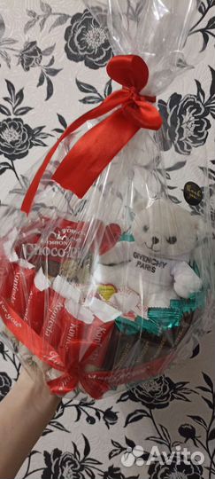 Плюшевый мишка и конфеты