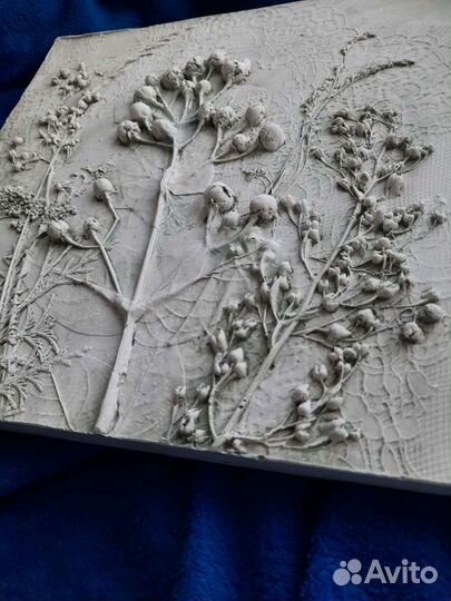 Цветочный барельеф из гипса в интерьер