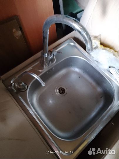 Продам раковину с кранами