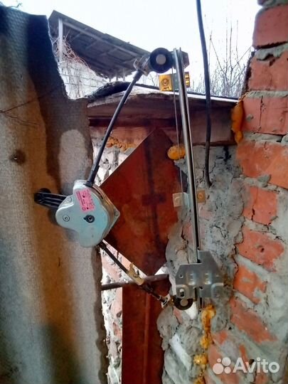 Стеклоподъемник передний левый 2109