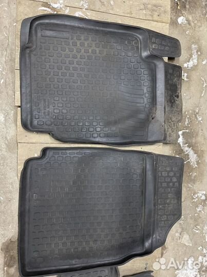 На Nissan Micra Коврики салонные резиновые