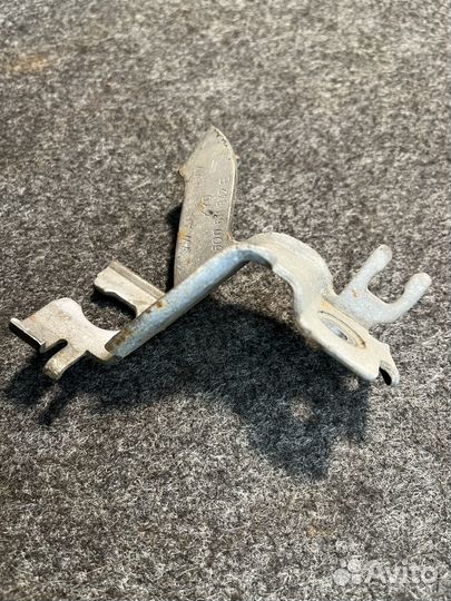 Кронштейн тормозного шланга правый VW Polo Fabia