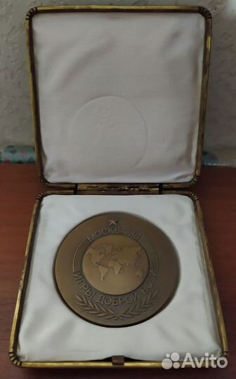 Настольная медаль