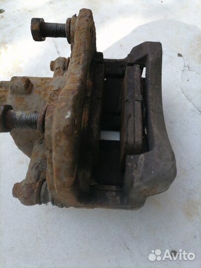 Суппорт тормозной передний левый Nissan Primera