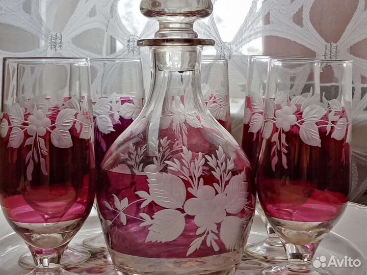 Графин и стаканы для вина