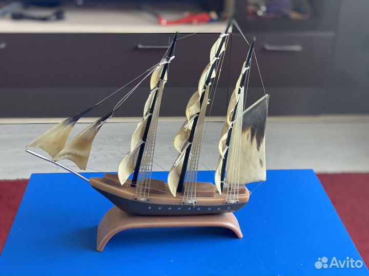 Модель корабля парусник