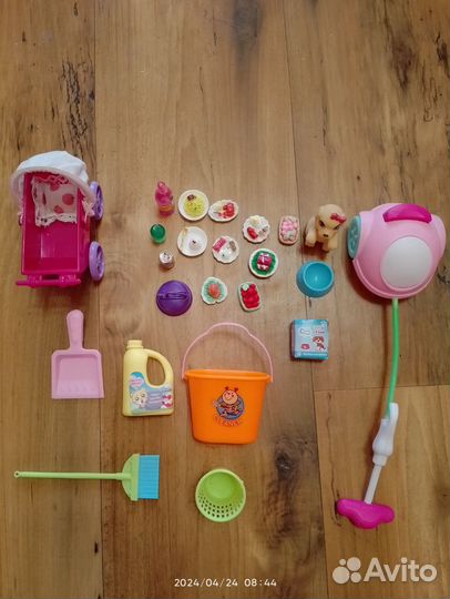 Большой кукольный домик с мебелью