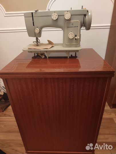 Швейная машина новая чайка 142м