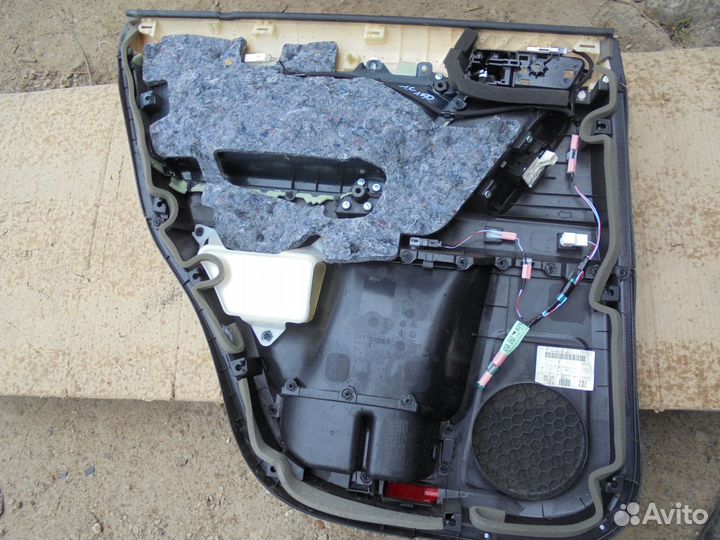 Обивка задней правой двери Toyota Land Cruiser 150