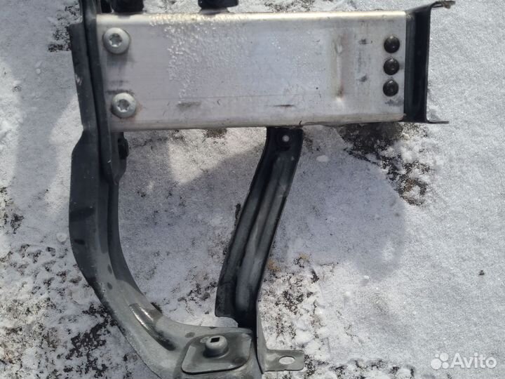 Кронштейн усилителя переднего бампера мерседес 211
