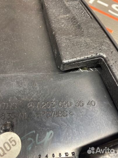 Обшивка стойки правая Mercedes-Benz C-Class W203