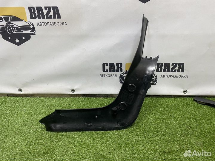 Обшивка двери багажника Audi A8