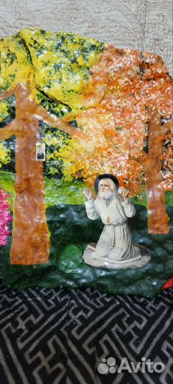 Камень с изображением святого Серафима Саровского