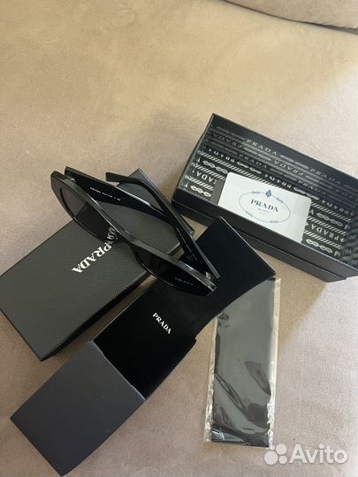 Солнцезащитные очки prada