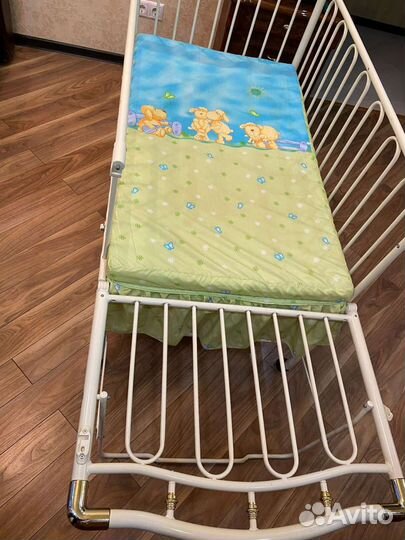 Детская кроватка с маятником