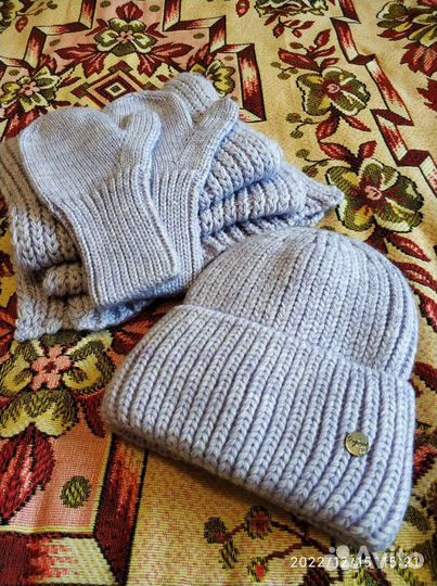 Женская зимняя шапка (+ шарф и рукавицы)