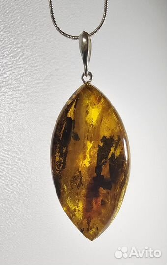 Янтарная подвеска с инклюзом