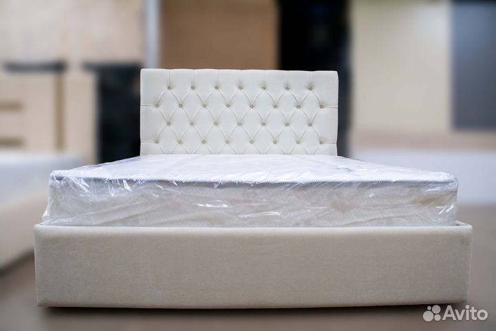 Кровать с мягким изголовьем 
