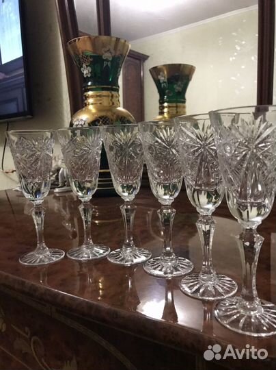 Хрустальные рюмки на ножке