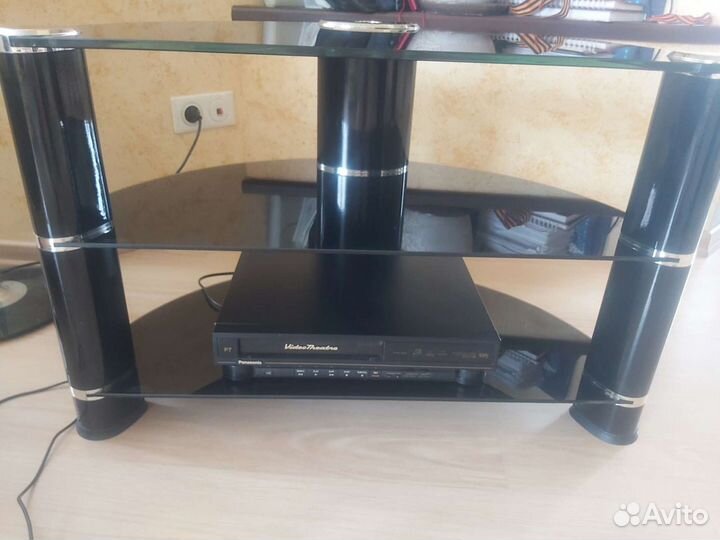 Стеклянная тумба под аппаратуру