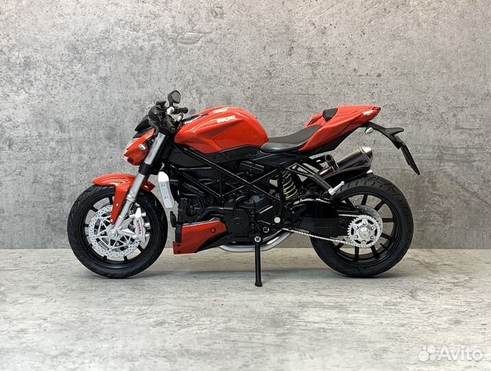 Коллекционная модель ducati streetfighter 848 1:12