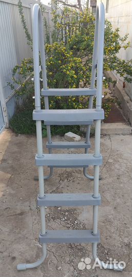 Лестница для бассейна