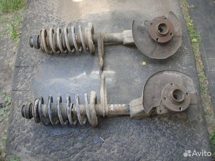 Поворотный кулак Audi 80 B3 левый и правый