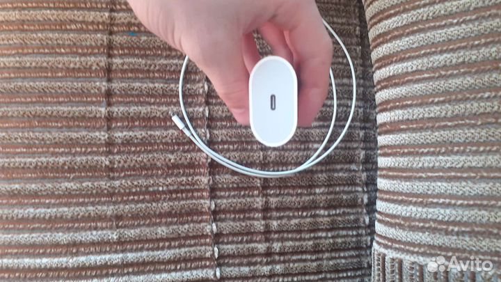 Зарядка от айфона аригинан покупалась в мего грине