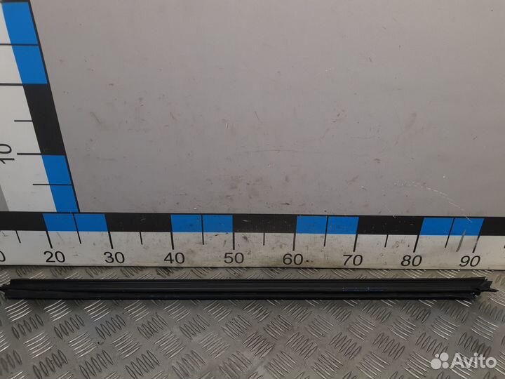 Б/У Накладка стекла переднего правого внутр MB